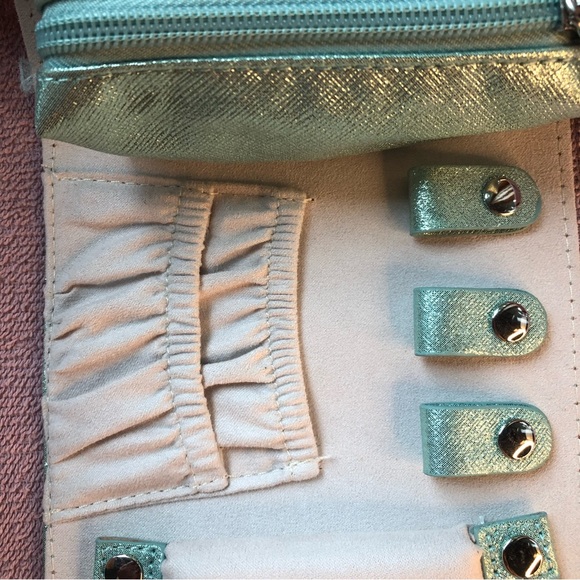 💚💚 Shimmering Mint Green Jewelry Roll 💚💚 - Picture 5 of 13